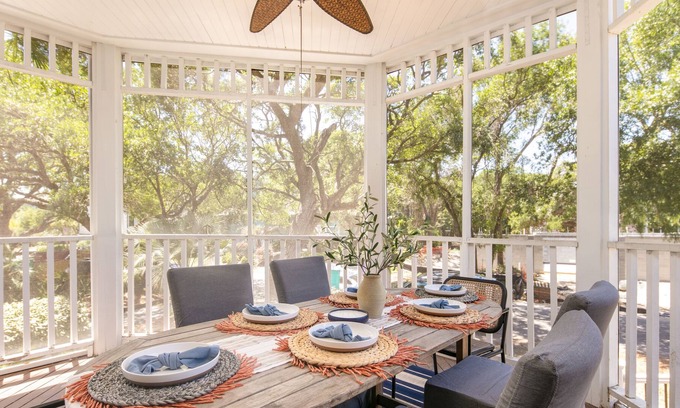 Charleston County Condo | Huckleberry by Avantstay Classic Charleston Home Close to Beach Outdoor Dining