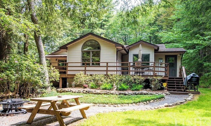 Eagles Mere Cottage | Huckleberry Hollow - Robin Real Estate