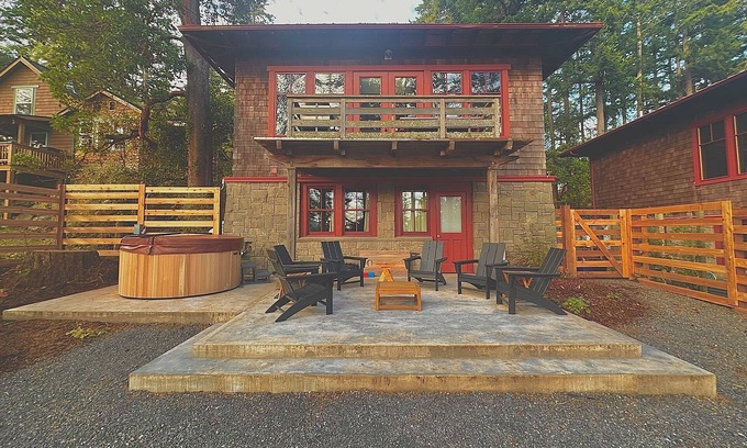 Eastsound House | Huckleberry House - New Listing!