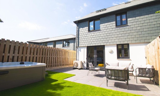 Newquay House | Huckleberry - Premium, Hot Tub, x2 Parking, Farm Shop Next door, Private Cornish Lane