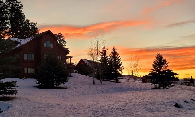 Bozeman Apartment | Huckleberry Retreat. Private, Cozy, Quiet with Beautiful Views!