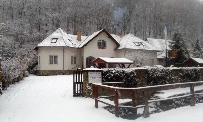 Ujhuta House | Hudi-Lak Vendégház