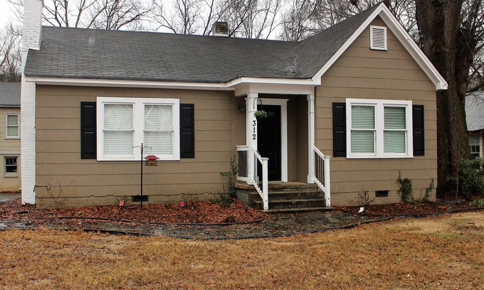 Cartersville House | Hudson's Birdhouse-Quaint Bungalow in Historic "Old Town" downtown Cartersville