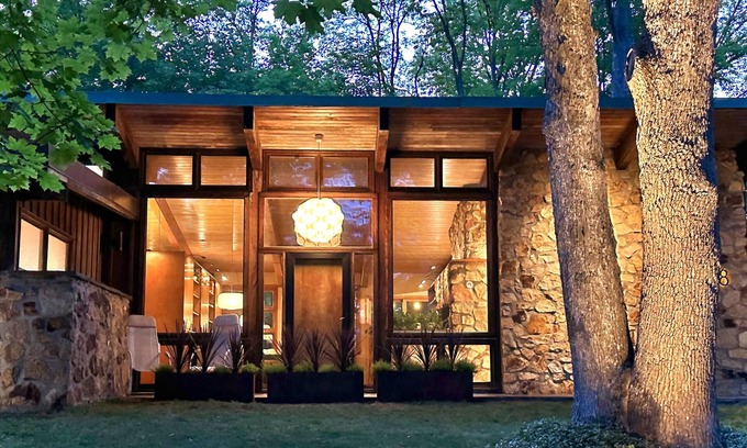 Monroe House | Hudson Valley Mid Century Monroe Bungalow -1 hr from NYC - Gourmet Kitchen