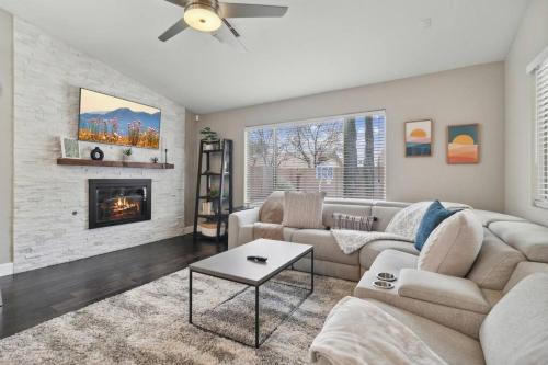 Paradise Valley Village Apartment | Hues of the Horizon House with Pool & BBQ