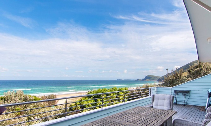 Blueys Beach House | Huey's Lookout - beachfront spacious pet friendly home