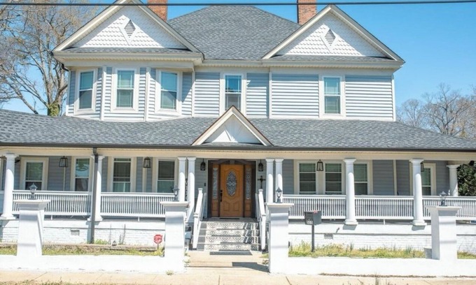 Woodruff House | Huge 14 guest Victorian home in fabulous Spartanburg SC with luxury fixtures.