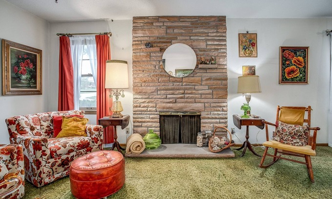 Independence House | Huge 1960s Style Family and Pet Friendly Home