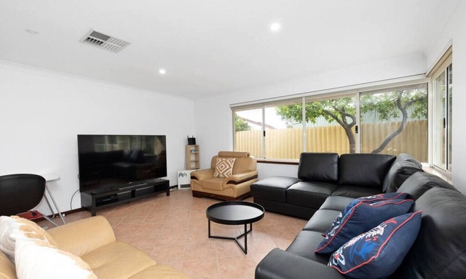 Bull Creek House | Huge 4bed-2bath Family Home - Close to Everything and Everything you Need