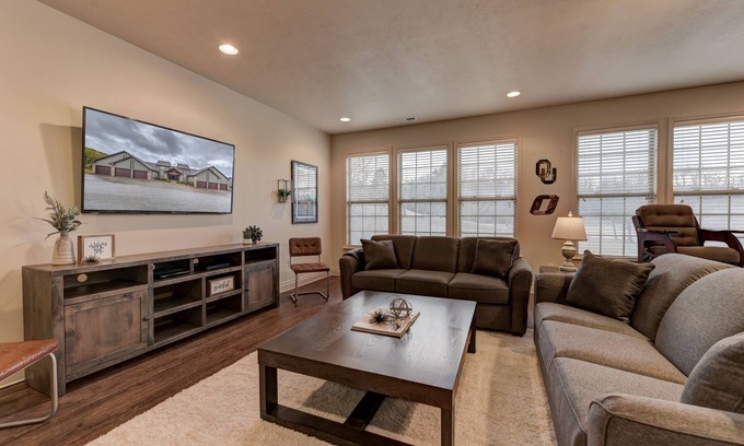 Branson West Villa | HUGE 4BR+Bunk Room - Game Room/Pool Table - Golf views - Close to SDC!