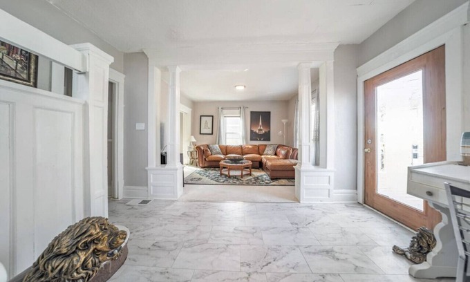 Akron House | HUGE 5 Bed, 2 Bath Central Akron Group House