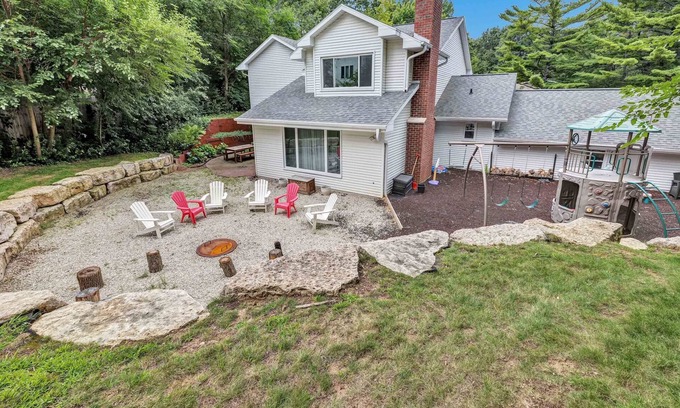 Green Bay House | Huge 5 bedroom home close to everything!