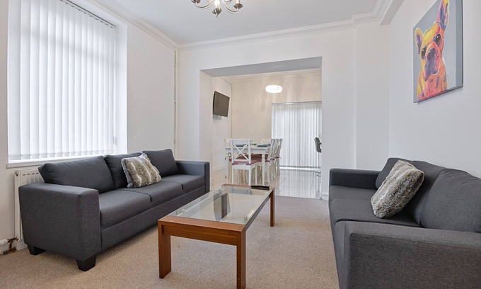Bon-y-maen House | Huge 5 bedroom home, Off road parking, 2 En-suites