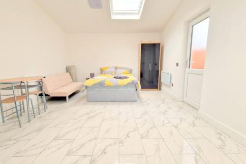 Broad Green House | Huge 7-bedroom House in Croydon