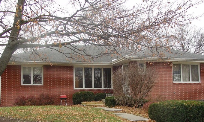West Des Moines House | HUGE 7 Bedroom 3 Bathroom Brick Home with rates as Low as $30 per Bedroom !