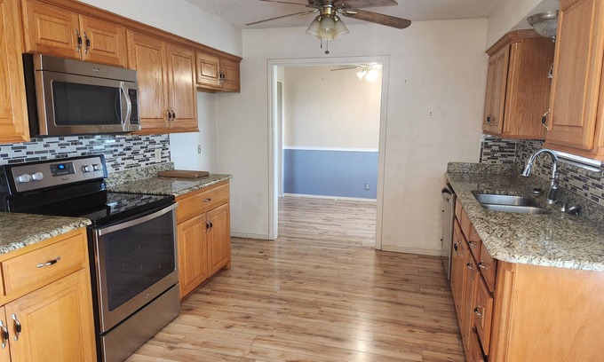 Weston House | Huge 8 bedroom 2 houses Private Pond PilotPoint Aubrey Ranch sleeps 40 to 50