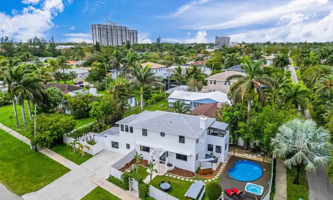 Seybold House | Huge 8 BR Heated Pool HotTub Tropical Oasis Villa