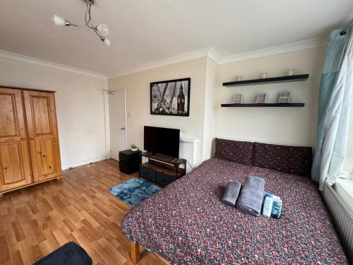 Hammersmith Apartment | Huge and affordable 3 bedroom flat in Hammersmith for 7 people with welcome breakfast