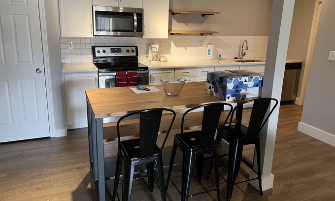 St. Matthews Apartment | Huge apartment for the DERBY! Washer/Dryer, fully equipped kitchen, 4 beds!!!