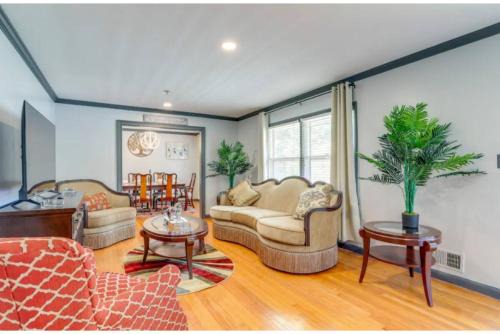 Candler-McAfee House | Huge Backyard, Free Parking, Grill, Pet Friendly