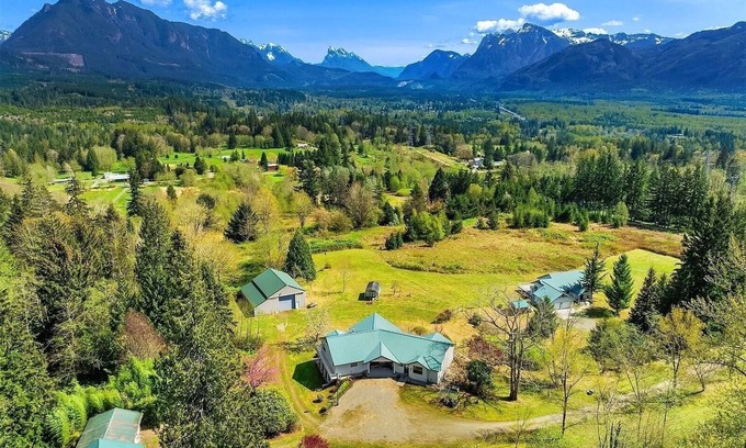 Sultan Ski Chalet | Huge Chalet - Epic Mountain Views! 5 Bed/3.5Bath
