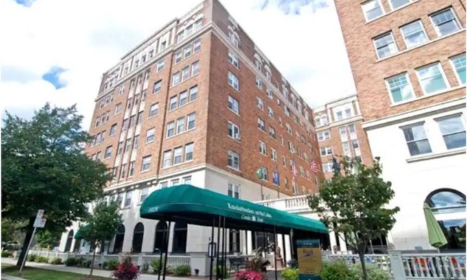 Yankee Hill Condo | Huge condo in historic hotel near Lake Michigan/Parks/Festivals w/parking