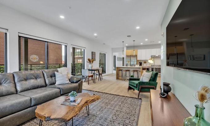 Downtown Nashville Apartment | HUGE downtown corner unit- Pool-Gym-Walk 2 Broadway