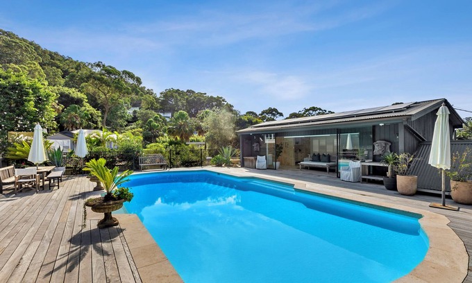 Newport Villa | HUGE ENTERTAINERS HOME - Villa Aix - Minutes to the Sea - Magnesium Heated Pool