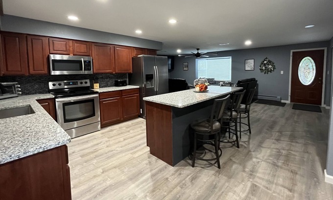 Oak Park House | ~ Huge Family Retreat w/Movie Theater & Game Room~