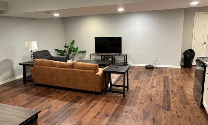 Lenexa House | HUGE HOME 6bd/3ba/Fenced Yard: 16+ Guests ☆Kid & Pet-Friendly☆GRILL☆Pool Table☆