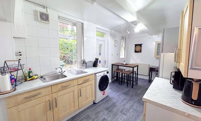 Headingley House | Huge Home Perfect for Working Away /large Roomsn