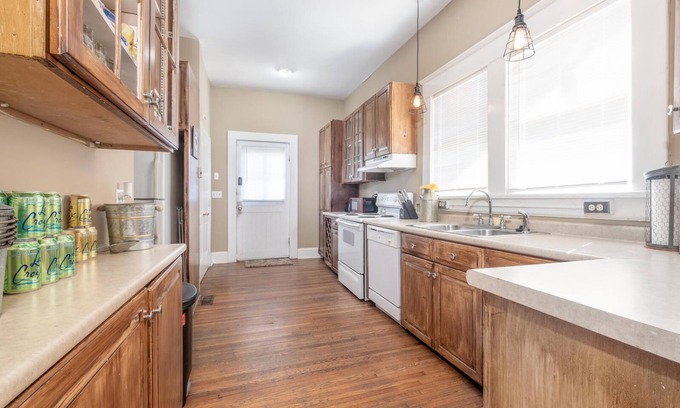 Third Ward House | Huge House in Uptown w/Billiards Room and Hot Tub