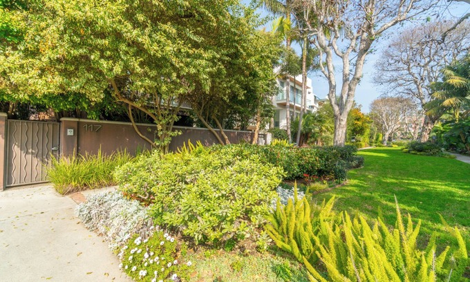 Silver Strand House | Huge house. Steps to the beach. Perfect Summer in LA.
