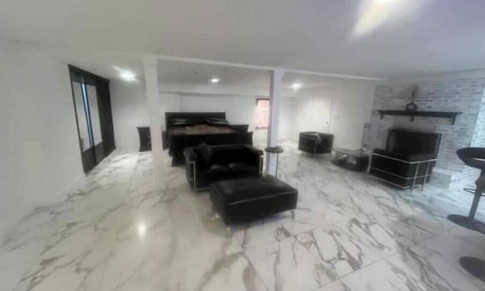 Collier Heights Apartment | HUGE-INTOWN STUDIO SUITEw/fireplace&DbleRainShower