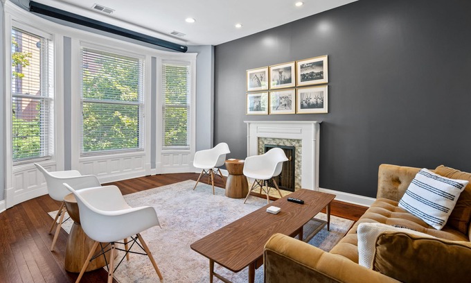 Sheffield and DePaul Condo | Huge Lincoln Park Space Sleeps 20 w/Parking