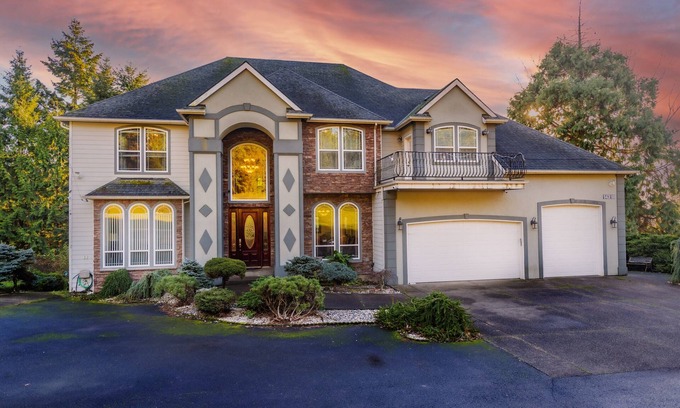 Powellhurst-Gilbert House | Huge Luxury Home with huge Deck near Powell Butte Park