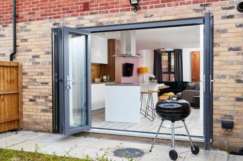 Failsworth Apartment | Huge Modern 5BR Home - Perfect For Long Stays!