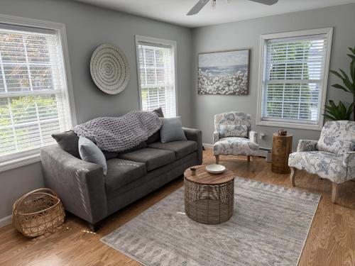 Scarborough House | Huge Modern Townhome 10mins to Beach