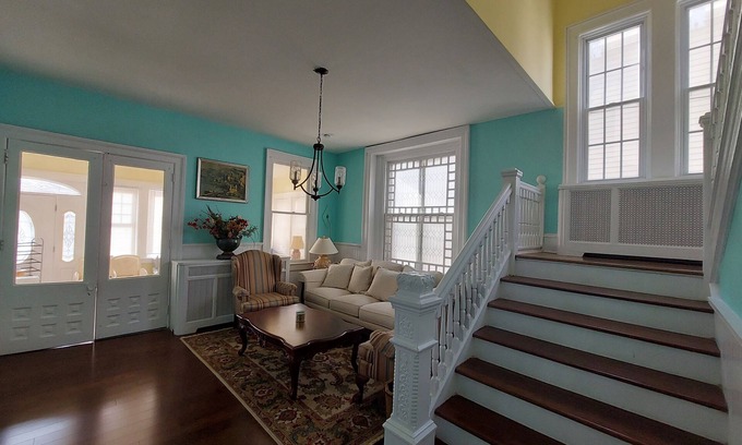 Ventnor City House | Huge Victorian 1 block from Bay and 3 blocks from Ventnor Beach