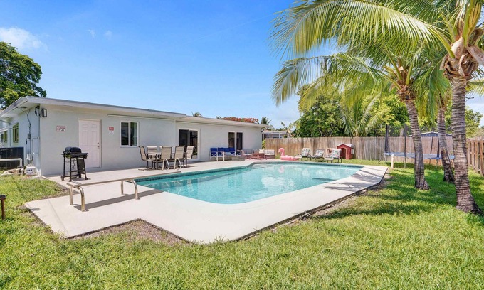 Hollywood Hills Villa | Huge Villa with Heated Pool, Trampoline BBQ Games