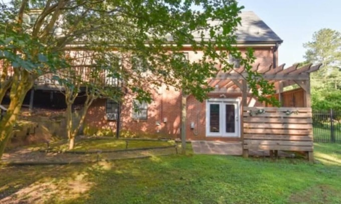 Athens House | Huge Yard & Mins to UGA - The Glory Glory Doghouse