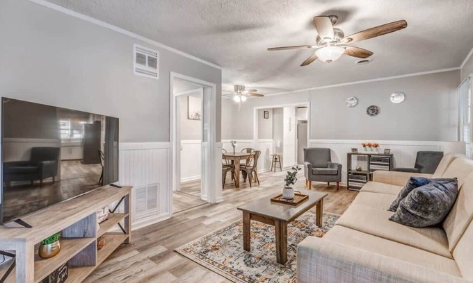 Memphis House | Huge Yard! Minutes to Downtown- Quarters on Quince