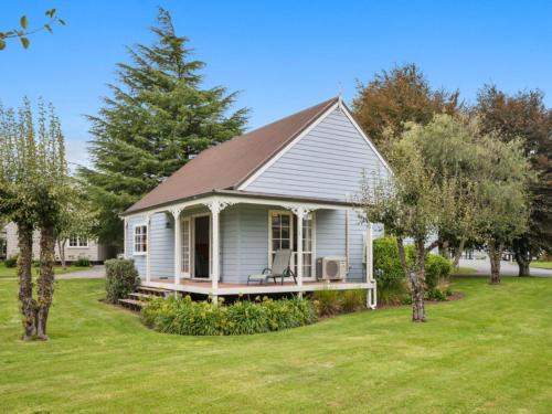 Rangatira Park House | Huka Falls Cottage - Lake Taupo Holiday Home