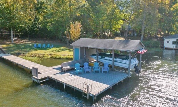 Macon House | Hummingbird Haven on Lake Gaston| 3 Night Minimum Peak Season!