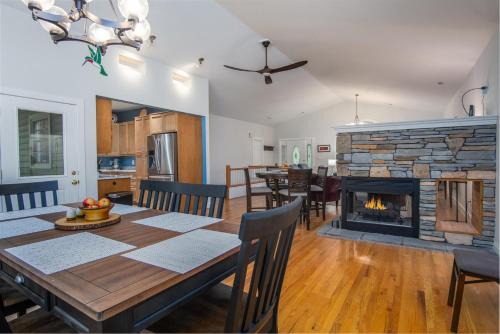 Brevard House | Hummingbird Hideaway