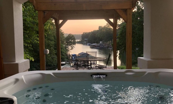 Barium Springs House | Hummingbird Home by AvantStay | Boat House + Dock