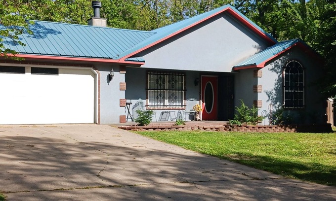 Grove House | Hummingbird House nBeautiful 4 bedroom 2 bath home in the heart of Grove Ok.