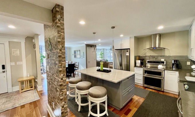 Stroudsburg House | Hummingbird Paradise in Pocono, hot tub,sauna,close to vineyards and ski resort.