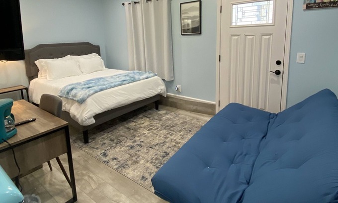 Wrightwood House | Hummingbird Suite