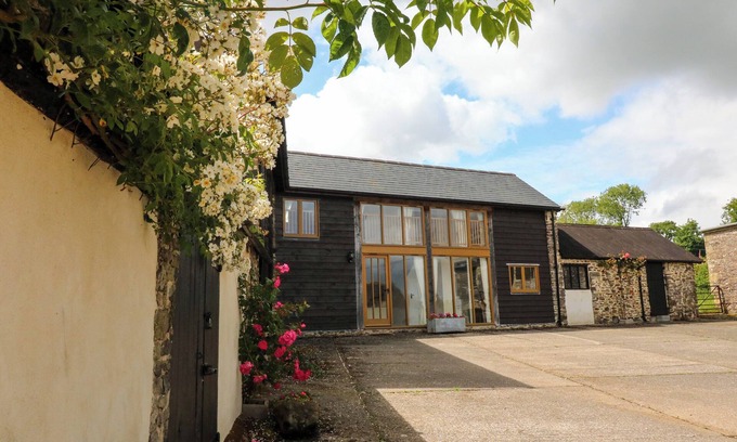 Brayford Cottage | HUNSTONE BARN, family friendly, with a garden in South Molton